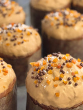Carica l&#39;immagine nel visualizzatore di Gallery, Panettone Albicocche &quot;Pellecchiella&quot; del Vesuvio &amp; Caramello Salato
