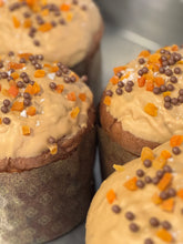 Carica l&#39;immagine nel visualizzatore di Gallery, Panettone Albicocche &quot;Pellecchiella&quot; del Vesuvio &amp; Caramello Salato
