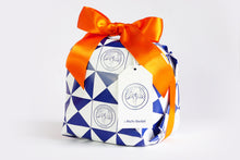 Carica l&#39;immagine nel visualizzatore di Gallery, Panettone Albicocche &quot;Pellecchiella&quot; del Vesuvio &amp; Caramello Salato
