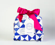 Carica l'immagine nel visualizzatore di Gallery, Panettone Cioccolato Bianco &amp; Frutti di Bosco
